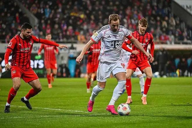 《踢球者》預測拜仁拿到歐冠冠軍，多特蒙德?lián)碛小氨N”的基礎