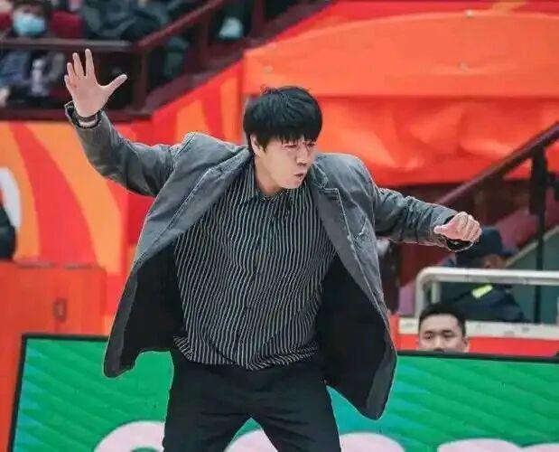 邱彪被罚9万引爆联赛公信力危机：CBA裁判“双重标尺”的警示