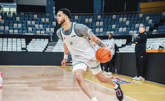 CBA常规赛！浙江主场对阵青岛，胡金秋坐镇禁区，韦瑟斯庞冲榜首