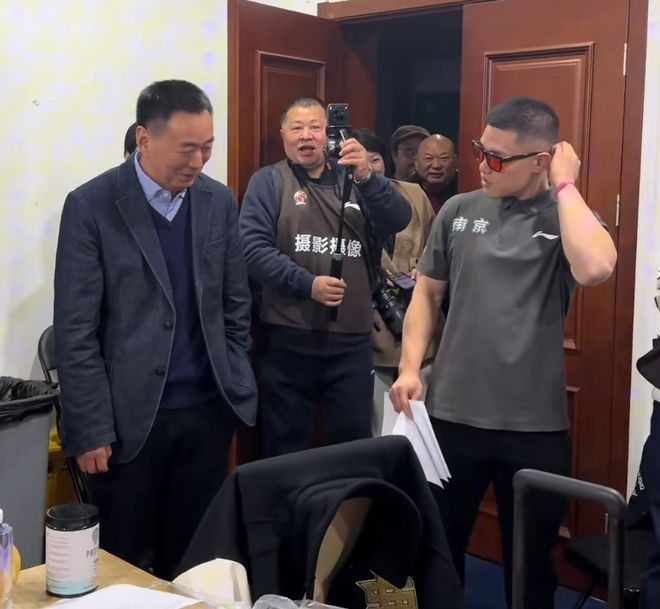 同曦胜深圳，老板更衣室肯定全队，郭昊文汉兹获腰带，氛围极佳