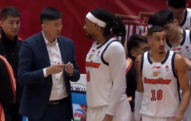 央视直播！广东男篮再战上海，三国手缺阵内线劣势明显，凶多吉少