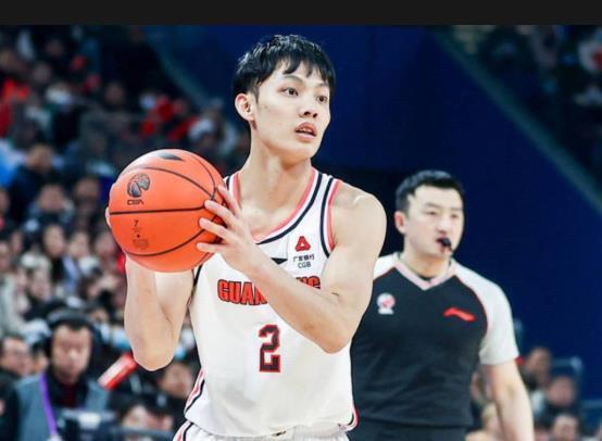 徐杰习惯性崴脚或退出国家队；上海外援发文称广东防守强度大