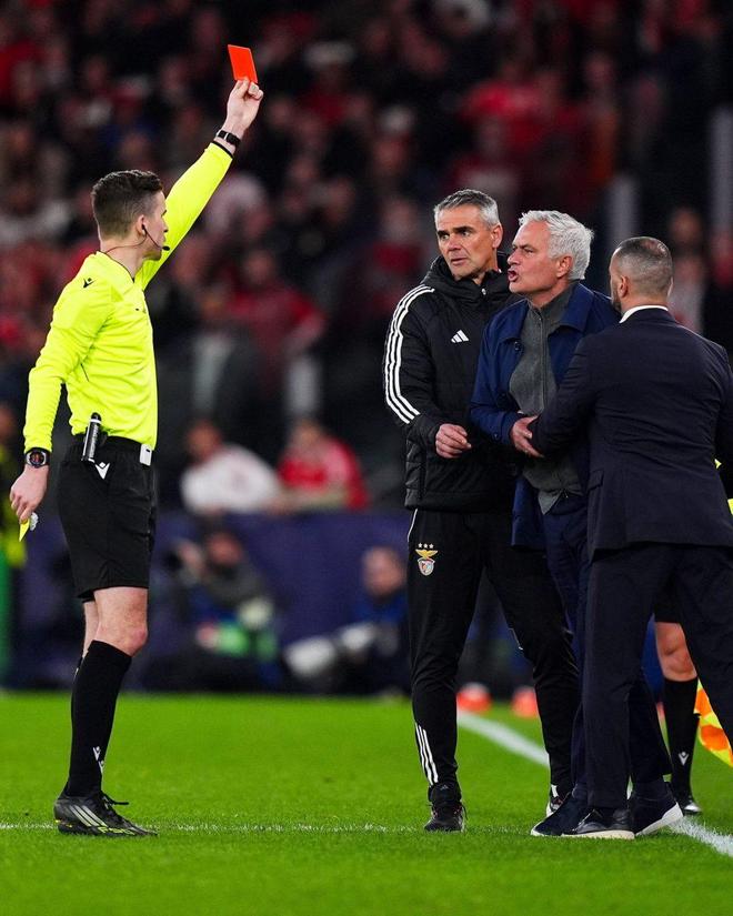 随着尤文2-5惨败+皇马1-0本菲卡！欧冠附加赛:穆帅红牌，巴黎逆转