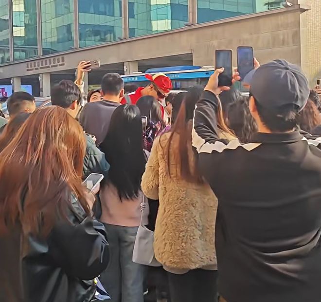 温馨！广东队外援逛街，被一堆球迷围着签名，真的签不完