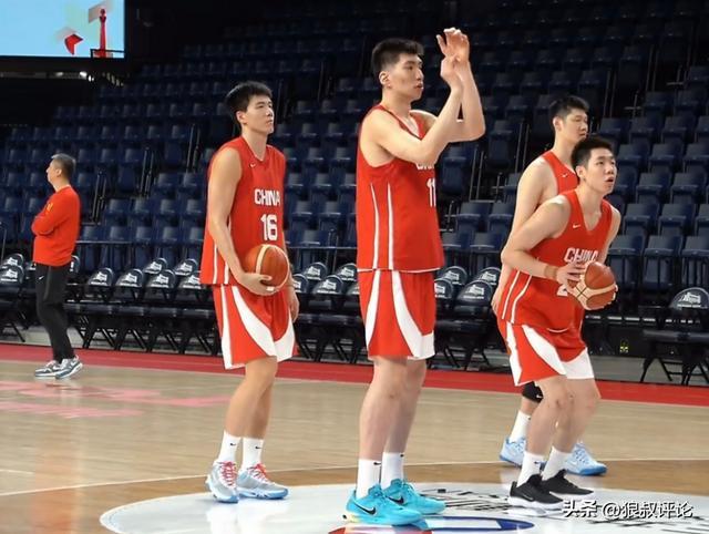 男篮战日本前踩场训练曝光：余嘉豪领衔三大中锋同框 有望统治禁区