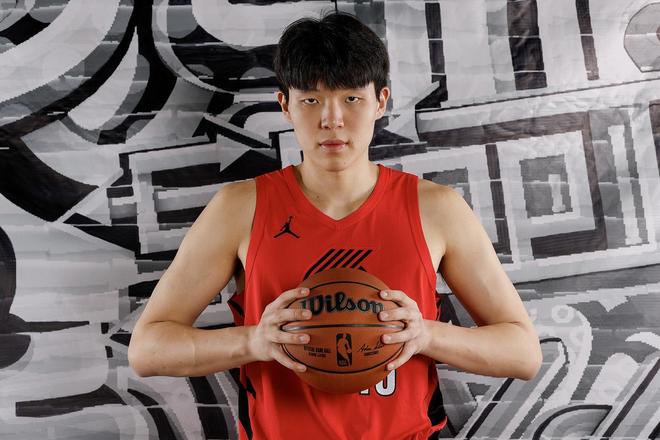 交学费了！杨瀚森NBA季前赛首秀 得4分4板1助4失误 6犯离场
