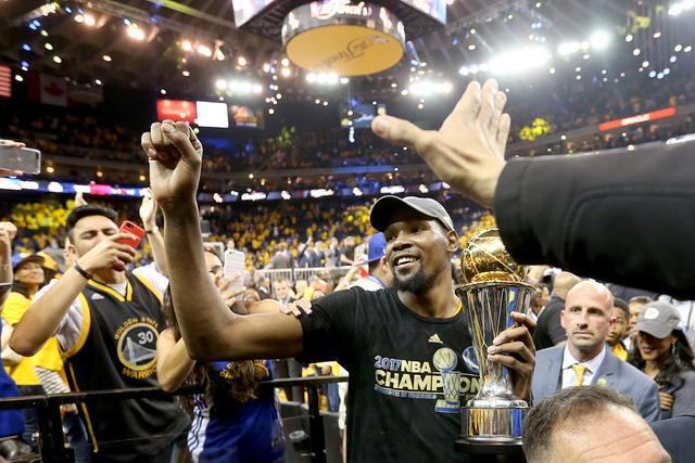 网友：库里没你也夺冠了！KD：把我那几个MVP奖杯寄回湾区 如何？
