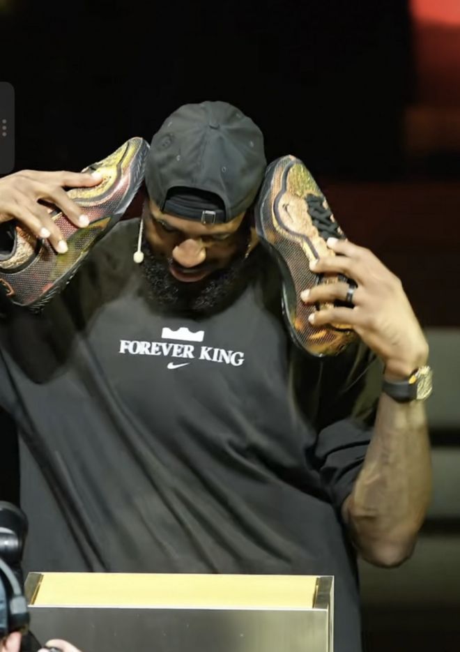 远超库里哈登约基奇！詹皇中国行3大排面，让所有NBA超巨甘拜下风
