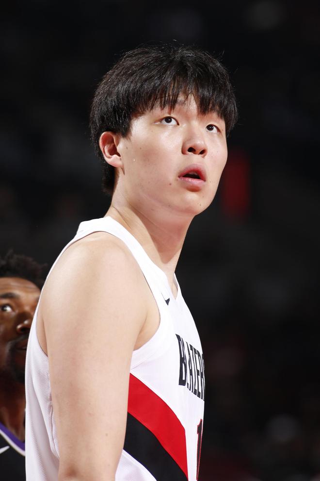 媒体人：杨瀚森明显更适应更从容，明确了自己在场上的价值