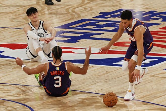 曾凡博NBA首秀0分遭群嘲，中国球迷质疑他是关系户，姚明没说错