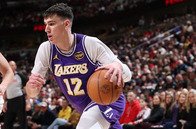 表现真是太糟糕了，湖人接下来还是让他去板凳席上冷静冷静吧？