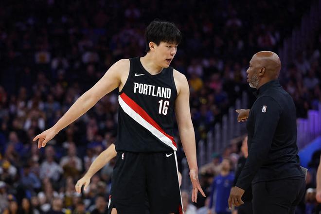 NBA首分来了！杨瀚森造犯规2罚全中，首秀超过姚明，全场打5分钟