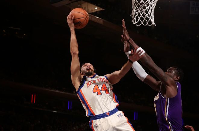 尼克斯替补后场一个人就得了23分，湖人所有替补加起来只得了23分