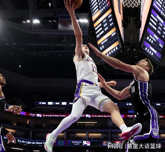 湖人两连胜!里夫斯51+11威少三分爆发,拉文32+4,艾顿22+15立功