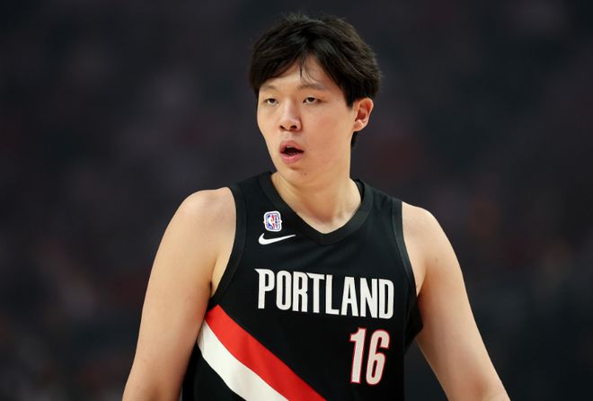 杨瀚森NBA首次上半场得分:连续三场2分 被拽衣服后三节被弃用