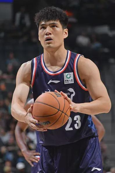 面对马刺，陈国豪半场14分！文班亚马也登场了！
