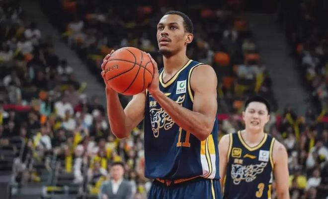 17岁赚了一百万美元，25岁被CBA裁员