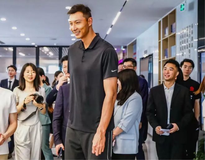 阿联公开现身！代表薪火阵营签律所，全程嬉笑送签名，还主导跳球