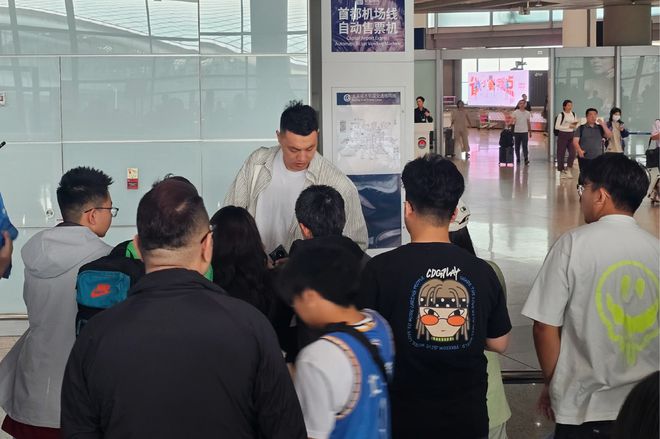 首钢回北京！李楠许利民畅聊，周琦亮眼，陈盈骏开心，众球迷接机