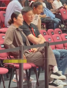 谁注意李梦，昨晚现身耐高总决赛，打扮太漂亮，和杜锋热情交谈