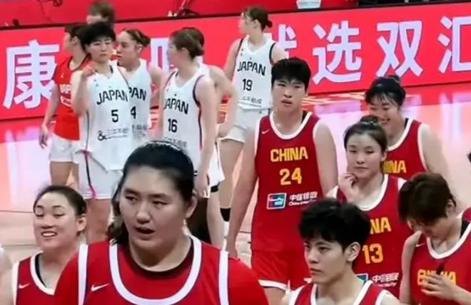 揪张子宇头发的日本球员曝光！14号田中，偷偷掐人！宫鲁鸣愤怒
