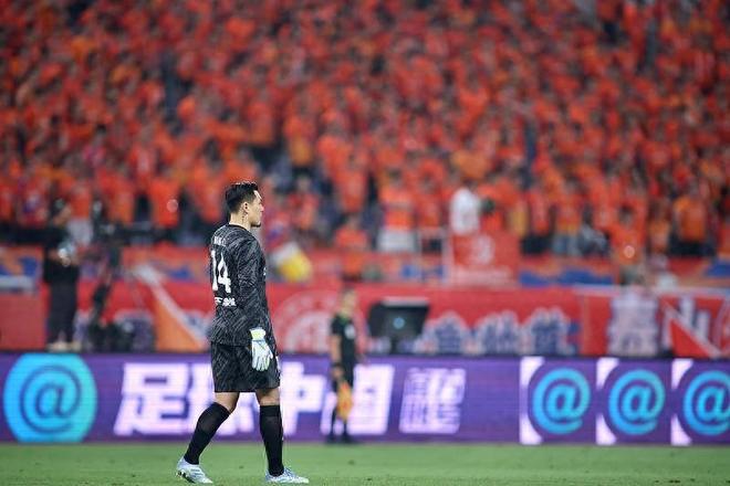 “扔袖标” 风波未停亚足联的罚单也来了，山东鲁能烦恼一大堆