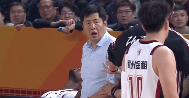 爱将险遭卸腿！丁团罕见暴怒，名记：和张宁对位顶多职业生涯报销