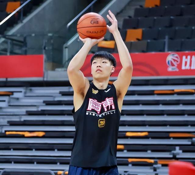 賽季報(bào)銷，2米05悍將退出廣東？深夜發(fā)聲，官宣決定，杜鋒表態(tài)