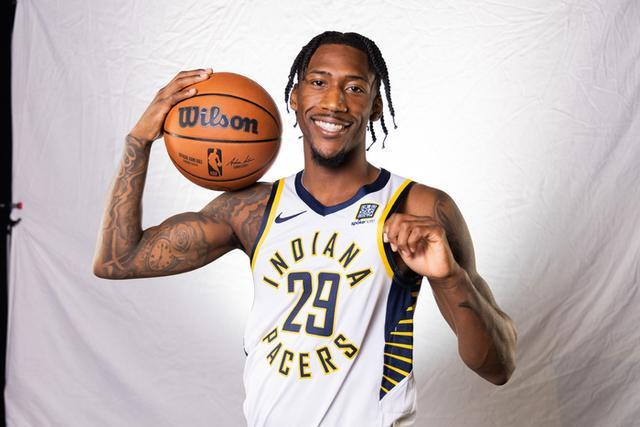 NBA｜勇士送步行者赛季首胜 每场解锁对手一个神兵