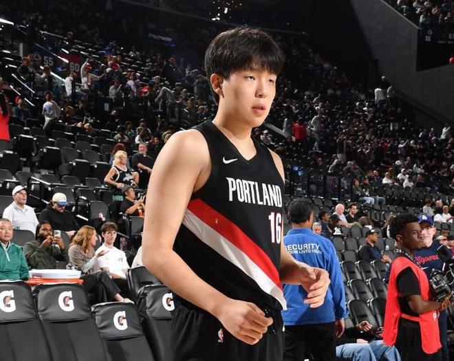 青岛队记:杨瀚森篮板球保护方面达不到NBA内线的基本要求