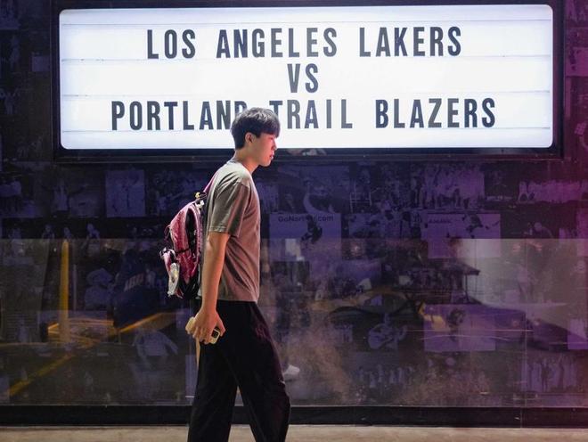 NBA生涯首次背靠背!开拓者社媒晒赛前入场照,杨瀚森出镜