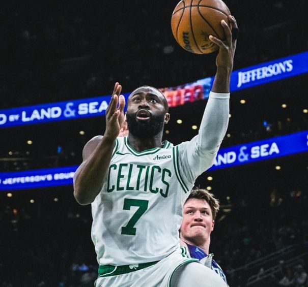 超級(jí)新秀4記三分，杰倫布朗20+11+7難救主，黃蜂大勝綠軍奪6連勝