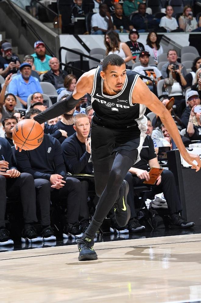 文班38+16+5帽歷史第二馬刺大勝活塞 福克斯29分坎寧安26+8