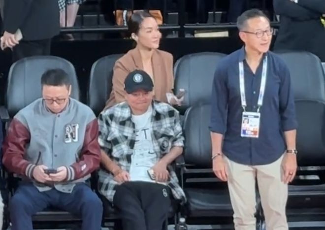 马云现身中国澳门，身穿篮网T恤陪同蔡崇信观看NBA中国赛