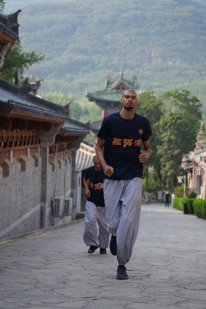 少林寺修行入选！马刺官方回顾文班的休赛期：夏天的支线任务