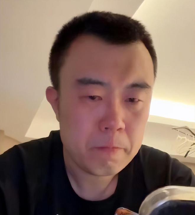 再见CBA？曝韩德君在辽宁遭横扫后直播流泪，暗示自己即将退役