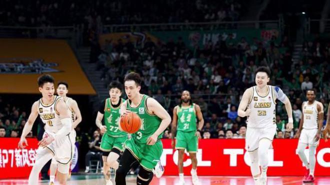 辽宁王朝结束！球队7人合同到期，韩德君直播流泪称可能今夏退役