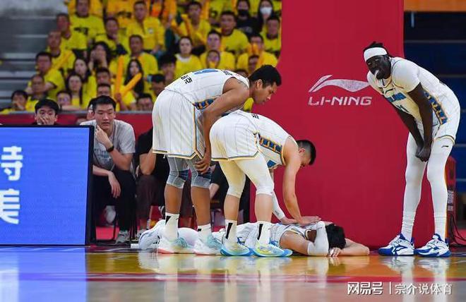 太离谱！中国篮协昏庸决定引发众怒，男篮超级新星太委屈