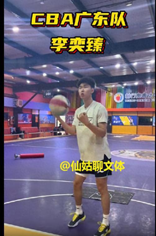 今天晚上，传来了广东男篮的重磅消息，李奕臻和李文昊晒苦练视频