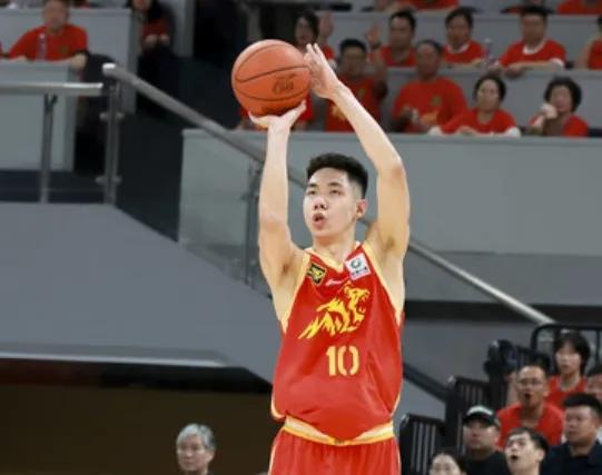 朱俊龙今早赶赴医院，走路一瘸一拐，国家队锋线频繁受伤太难了！