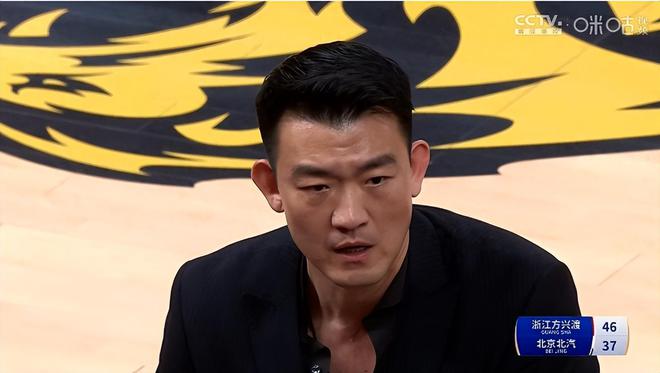 不惯着！广厦“影帝”假摔被洋哨识破，5秒连吃2犯，球迷拍手叫好