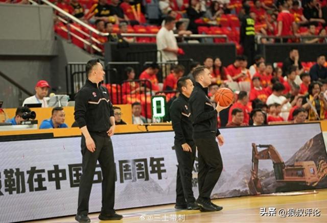 媒体人：CBA总决赛裁判问题肯定是重点 少抢戏已经是最低标准了