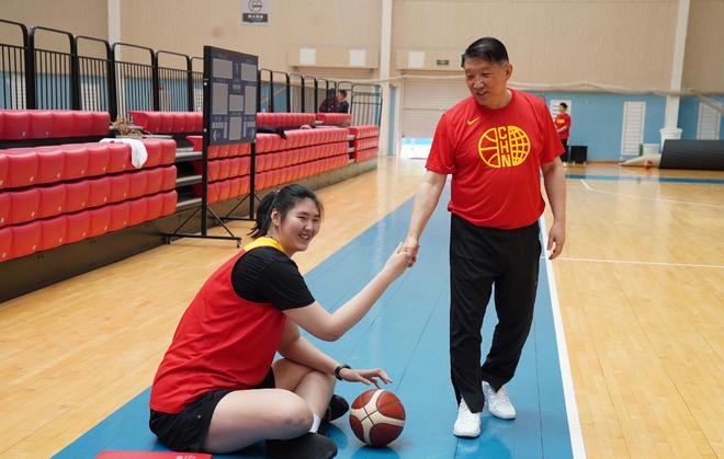 中国女篮最新集训曝光！2米23张子宇策应真强，李梦又美又能打