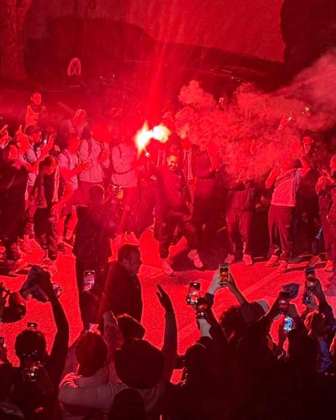 获得欧冠资格后，马赛主帅德泽尔比与球迷们在街头庆祝到凌晨