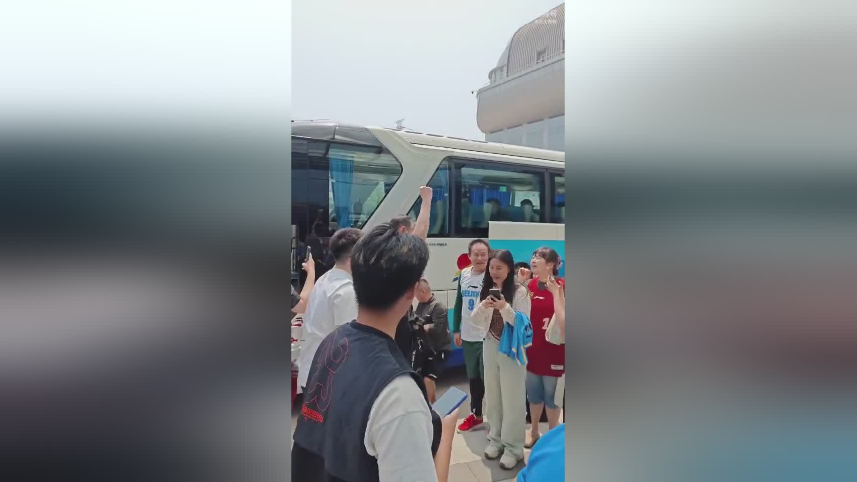 背水一戰(zhàn)！北京男籃今天前往杭州 球迷現(xiàn)場送行&鼓勵球隊打回北京