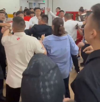 媒体人：有球迷手打首钢工作人员脸部，打掉记者手机并脚踹记者