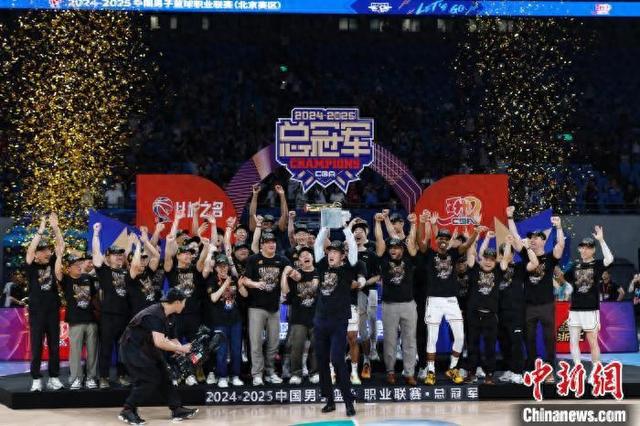 从浙江广厦男篮首座CBA总冠军奖杯中，可以看到什么？