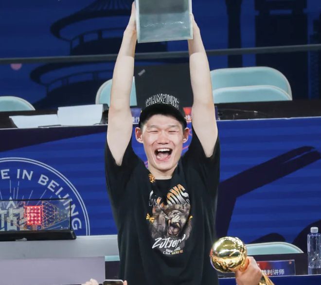 打到呕吐也要坚持！万幸没有重伤，胡金秋终于圆梦！