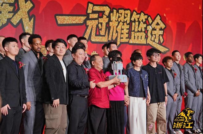 苏群披露细节：楼忠福冲春江大喊两声“你喝了”，还给一人敬酒
