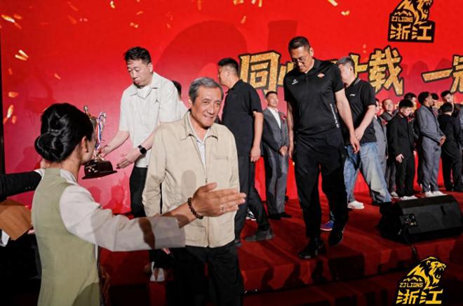 尴尬的老总，在广厦庆功宴没登台，没合影，球迷：没必要来